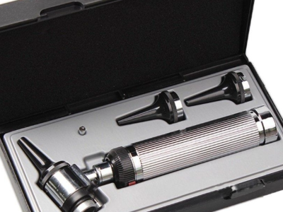 Otoscope à lumière jaune.