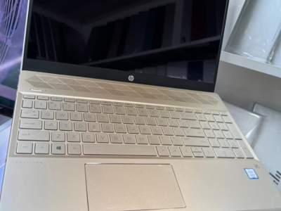 Ordinateur hp core i 5 8 e génération  tactile