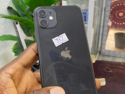 iPhone 11 128g 93% 205k