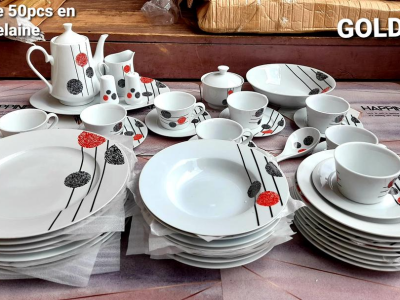 24 plats  8 tasses  8 sous tasses  Un plateau  Un bol Une louche  2 carafes  2 couvercles  3 boîtes à piments