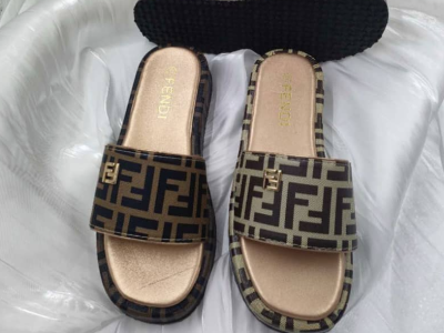 Female fashion slippers