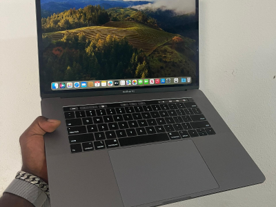 LAPTOP MAC BOOK pro core i9 9th gen