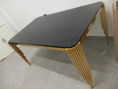 table pieds en or