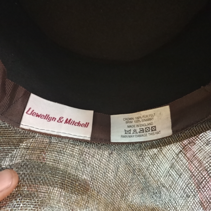 Chapeaux cérémonie couleur marron authentique