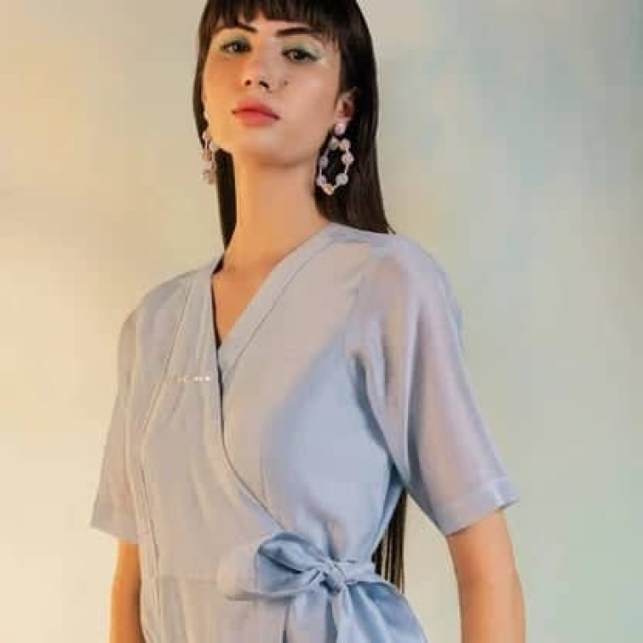 robe bleue porte feuille