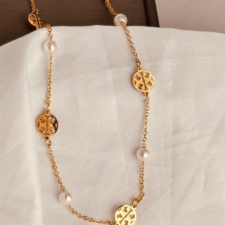 collier doré avec pendentifs