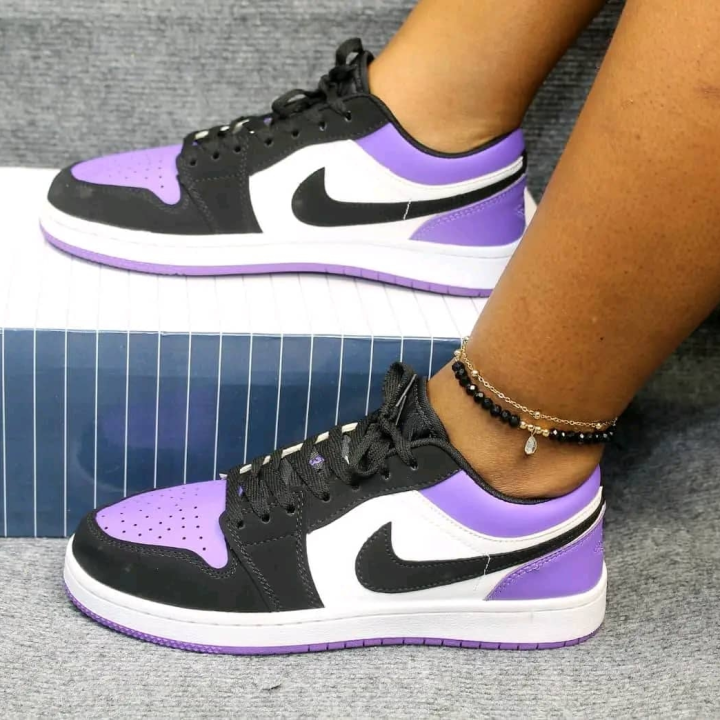 tennis de femme tricolore (violet, noire, blanche)