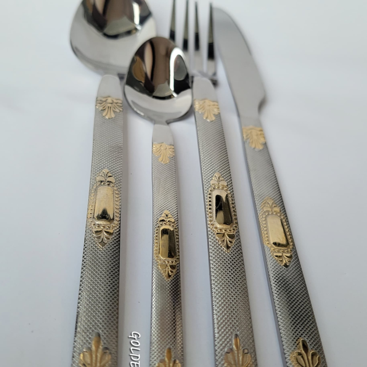 ensemble de cuilleres VIP dore