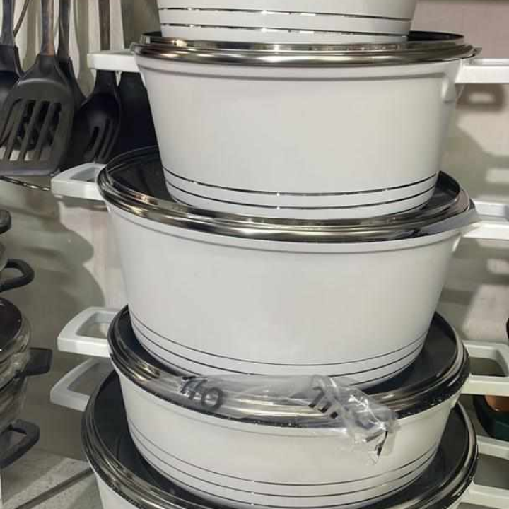 set of pots