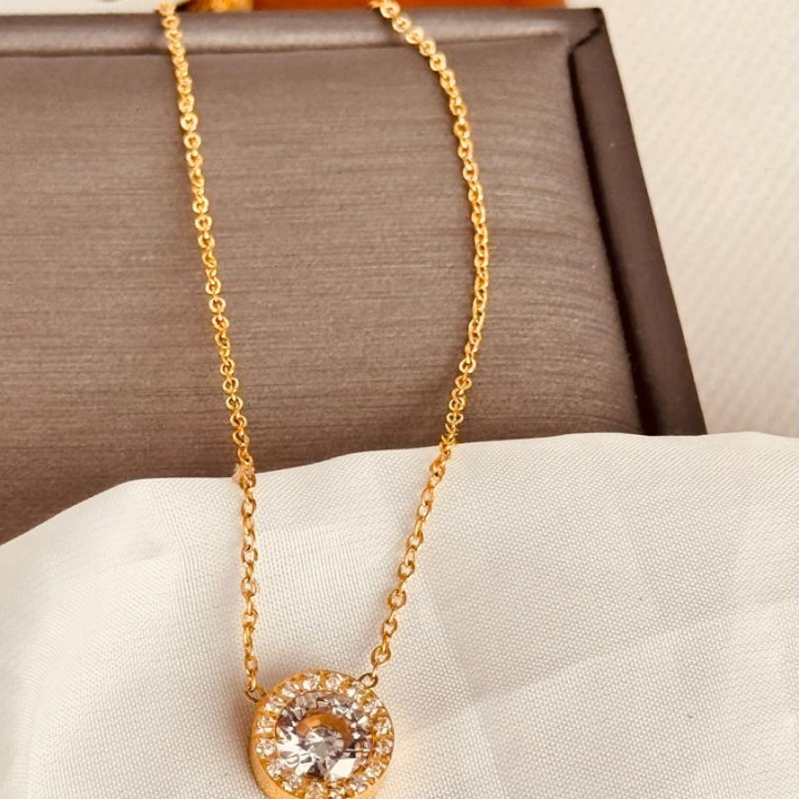 collier doré avec pendentif en forme de rond