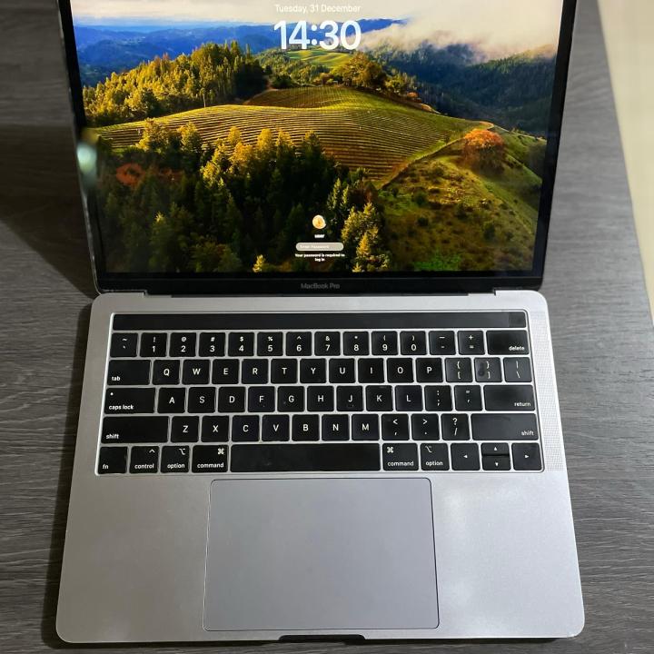 New Year Giveaway Away !!!   Macbook Pro 2020💻  512gb  16gb ram  Clean  Fingerprint good  No Touch Bar