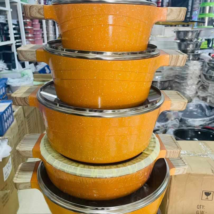 set of pots / yellow