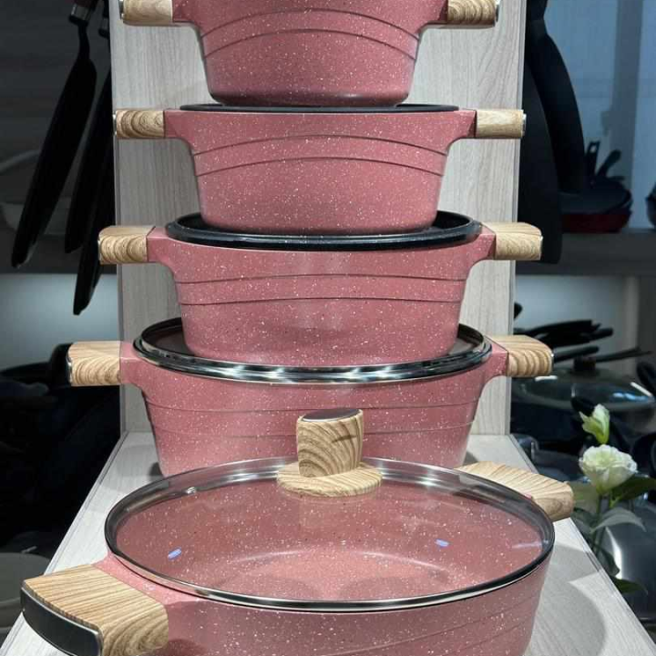 set of pots