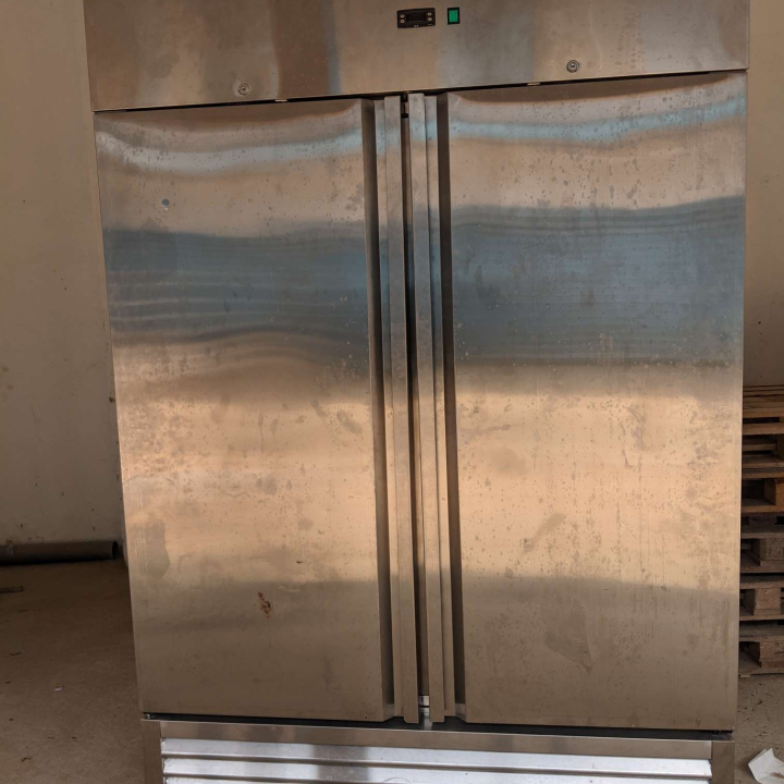 COMMERCIAL REFRIGERATOR