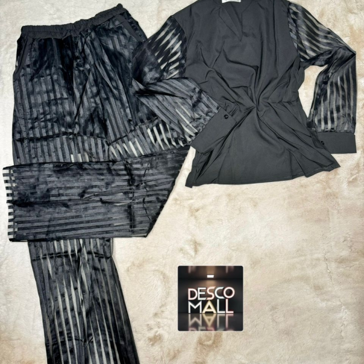 ensemble noir ( pantalon, t-shirt)