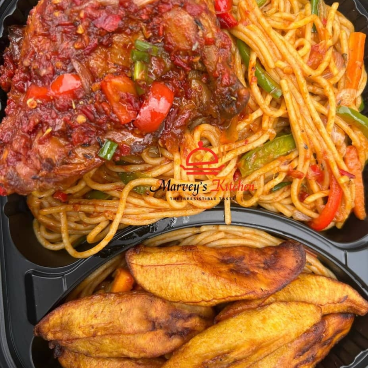 spaghetti and fried plantains