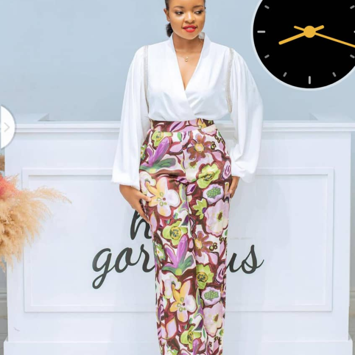Ensemble femme haut blanc pantalon fleurie