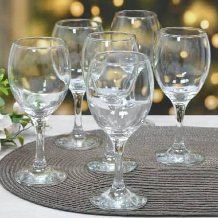 six verres à vin