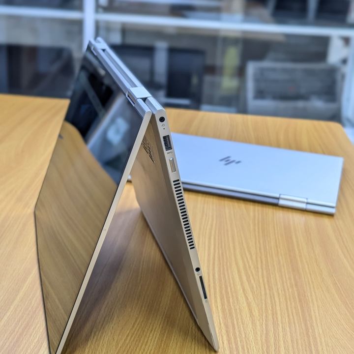 HP ENVY USA 🇺🇸 

🔥👉 HP Envy x360 convertible 

🔥👉 Touchscreen (tactile)

👉🔥 Intel