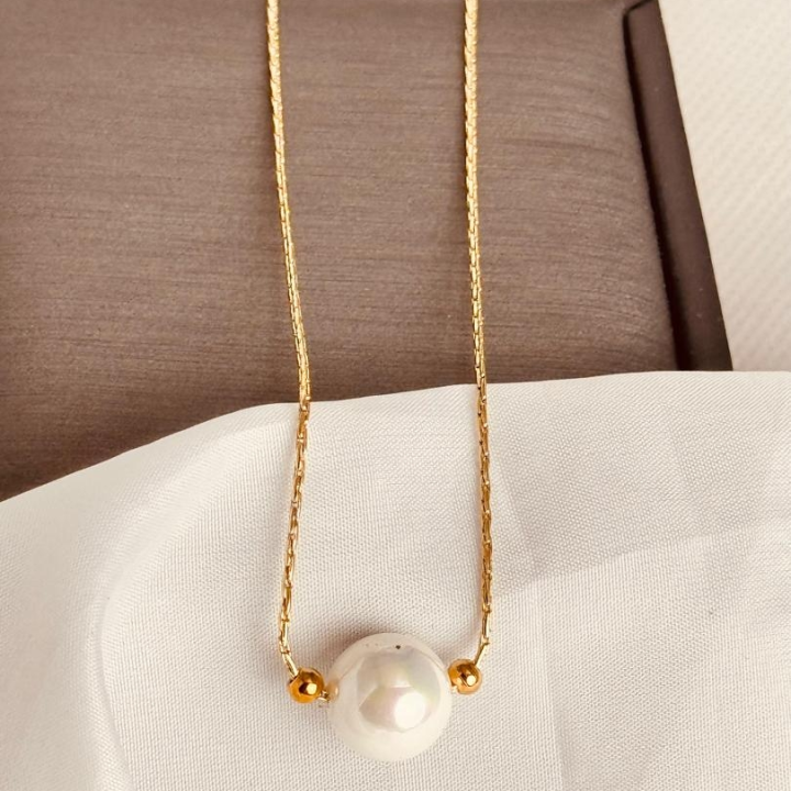 collier avec pendentif en perle blanche