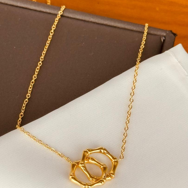 collier doré avec deux rond superposés 🥰