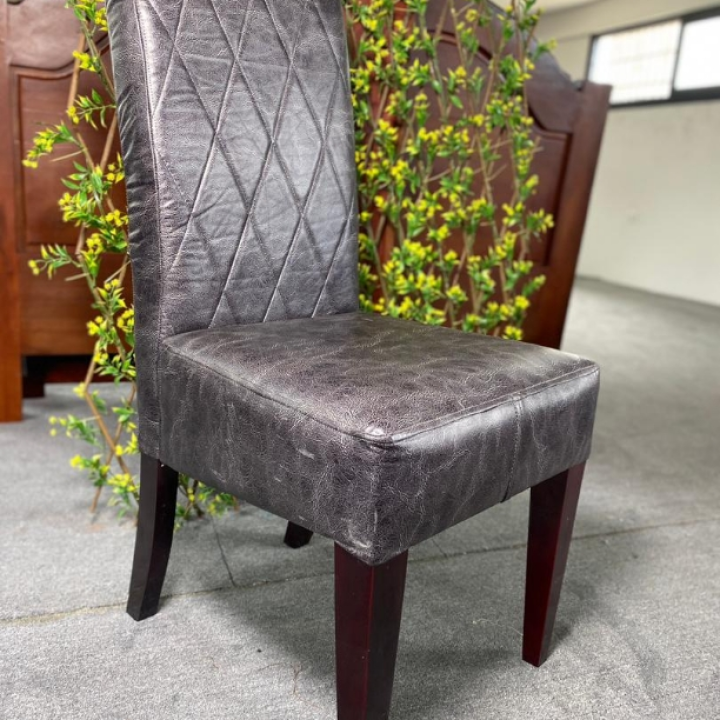 chaise noire