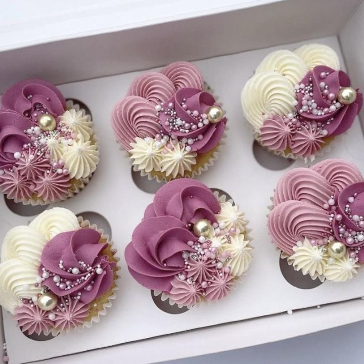 A pack of 6 cupcakes