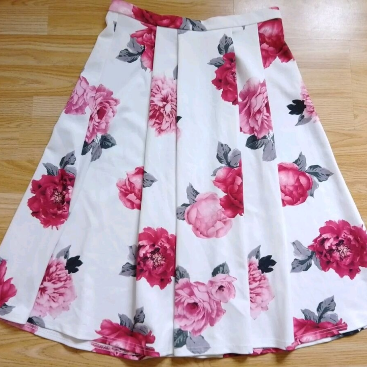 jupe blanche fleurie