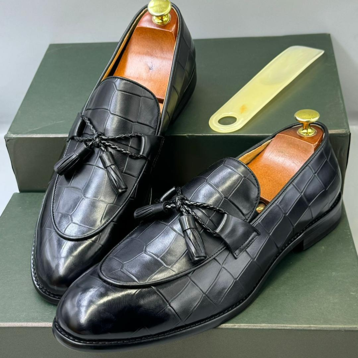 Men shoes Black color