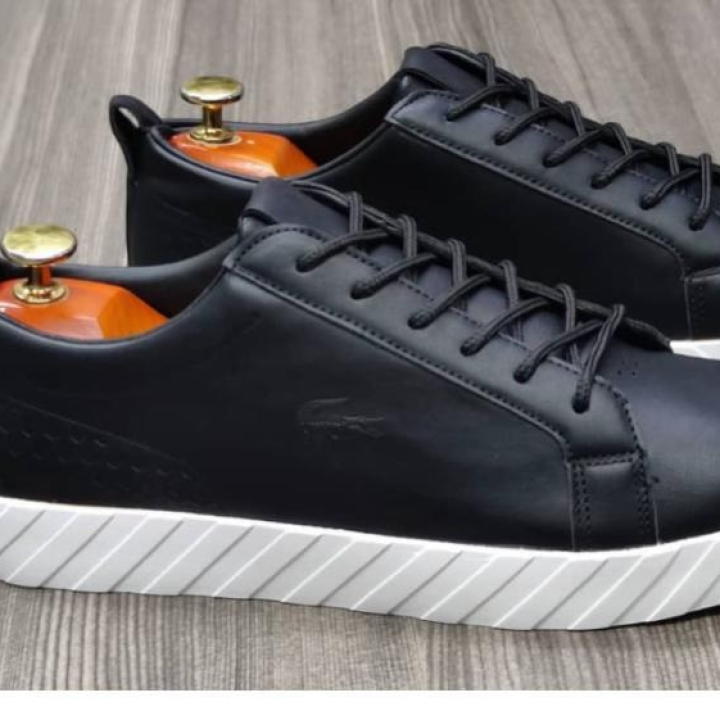 tennis noire Lacoste